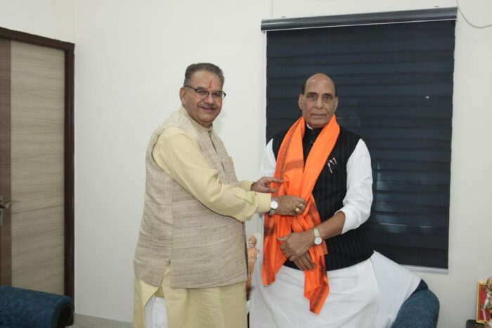 रक्षा मंत्री राजनाथ सिंह से भेंट करते उत्तराखंड के सैनिक कल्याण मंत्री गणेश जोशी