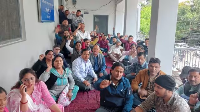  उत्तराखंड ऊर्जा कामगार  संगठन ने चेतावनी दी कि अगर पार्षद को गिरफ्तार नहीं किया गया तो सभी कर्मचारी रैली निकालकर मुख्यमंत्री आवास तक विरोध प्रदर्शन करेंगे. 