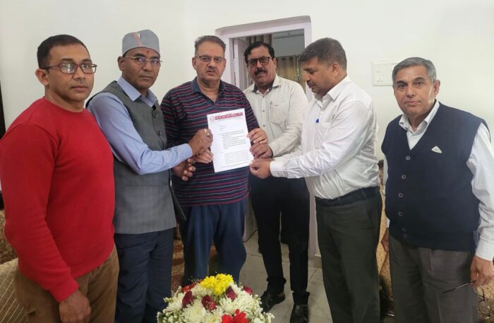 कृषि मंत्री गणेश जोशी से भेंट करते मण्डी परिषद के आलू फल आढ़ती व्यापारी एसोसिएशन के पदाधिकारियों, साथ में लालकुआं विधायक डा0 मोहन सिंह बिष्ट।