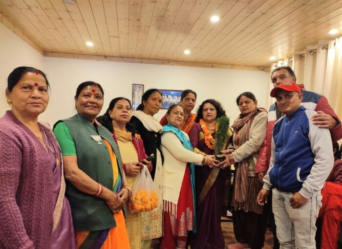 भाजपा कार्यकर्ताओं ने  महानगर महिला मोर्चा की उपाध्यक्ष बनने पर पुष्पा पड़ियार का स्वागत किया