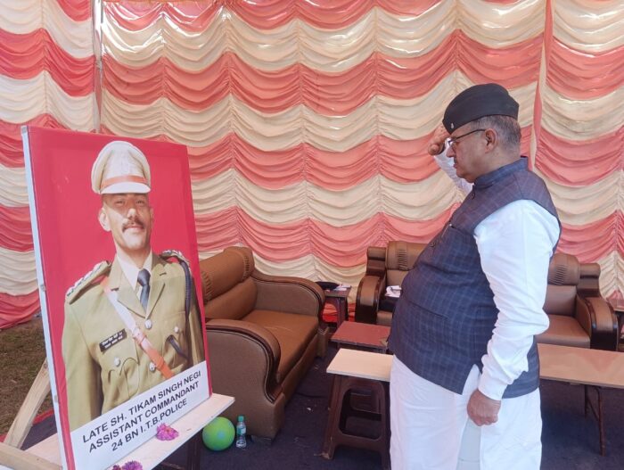 शहीद टीकम सिंह नेगी के आवास पहुंच उनके चित्र पर श्रद्धासुमन अर्पित करते सैनिक कल्याण मंत्री गणेश जोशी।