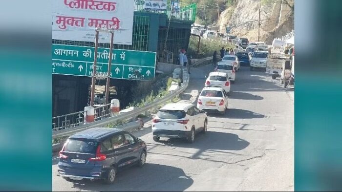मसूरी: वीकेंड पर पर्यटकों की भीड़, तीन किमी लंबा जाम, 80 फीसदी होटल फुल, तस्वीरें
