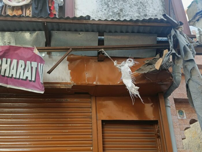 मसूरी : घंटाघर में  एक बड़े  ट्रक ने 5 दूकानों के छज्जे तोड़े 
