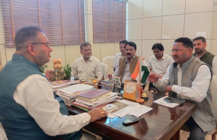 एमडीडीए के अधिकारियों के साथ बैठक करते काबीना मंत्री गणेश जोशी