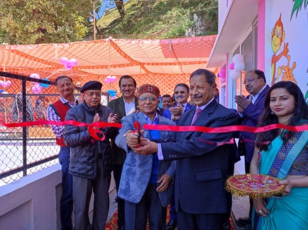 आरएन भार्गव इंटर कॉलेज परिसर में मुख्य अतिथि राम कुमार गोयल व डॉ. विनोद चद्रा ने बचपन प्ले स्कूल का उद्घाटन रिबन काटकर किया , एल केजी, यूकेजी की कक्षाएं होंगी शुरू