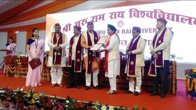 देहरादून : सीएम धामी श्री गुरु राम राय विश्वविद्यालय के दीक्षांत समारोह में पहुंचे , छात्रों को दी डिग्री और मेडल