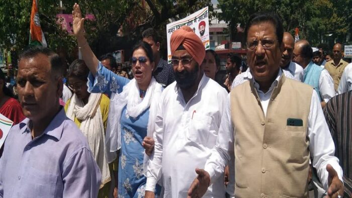 देहरादून में कांग्रेस का विरोध प्रदर्शन, शहर की दुर्दशा के लिए मेयर गामा की आलोचना