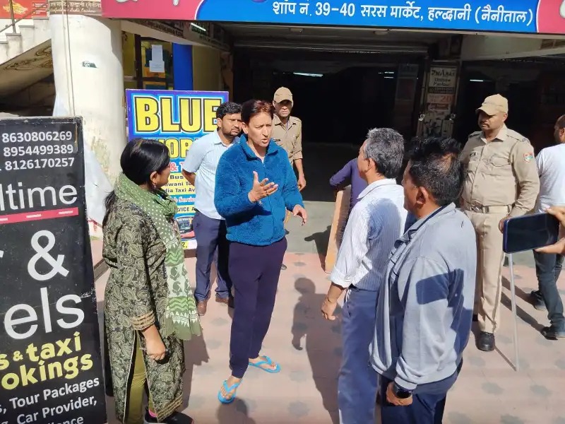 मार्निंग वाक पर निकले आईएएस दीपक रावत ने पैकिंग से खिलवाड़ करते पकड़ा जीएसटी मुक्त सामान