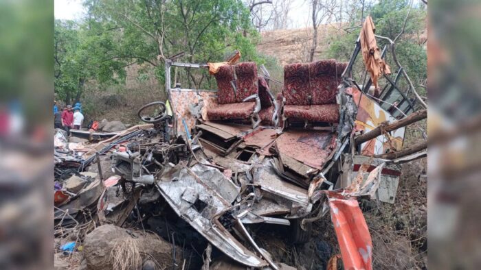 महाराष्ट्र के रायगढ़ जिले में मुंबई-पुणे हाईवे पर शिंगरोबा मंदिर के पास एक बस खाई में गिरी , हादसे में 12 लोगों की मौत, 25 लोग घायल