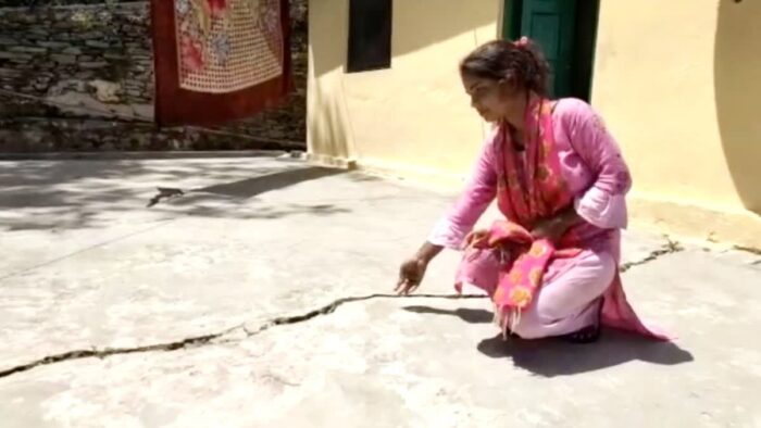 वन विभाग के आवासीय इलाके में भूस्खलन जारी, कर्मचारी खतरे में