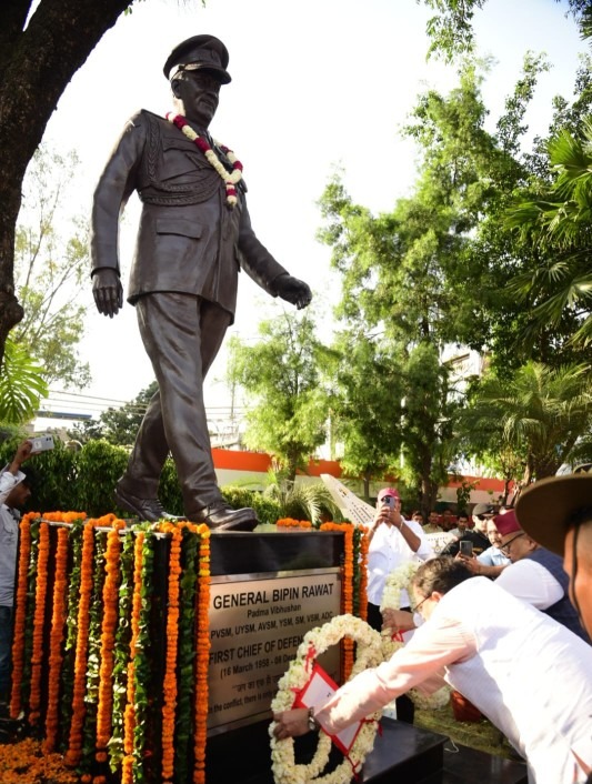 सीडीएस जनरल बिपिन रावत की प्रतिमा का अनावरण और स्मारक का लोकार्पण मुख्यमंत्री ने किया