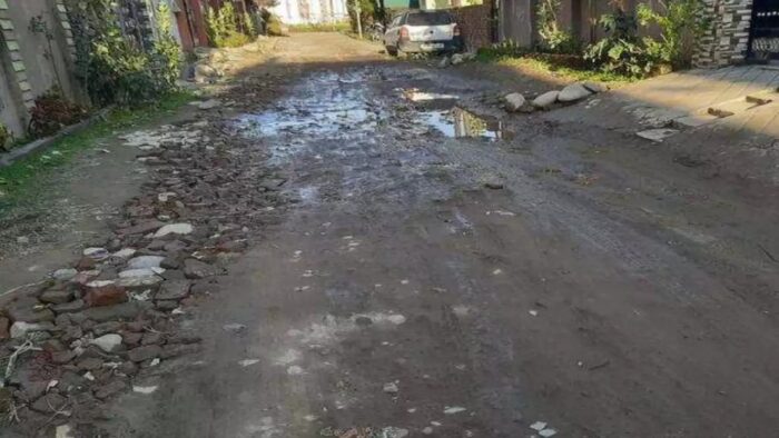 देहरादून : सात वर्ष बीत जाने के बाद भी सड़क का डामरीकरण नहीं हो सका है
