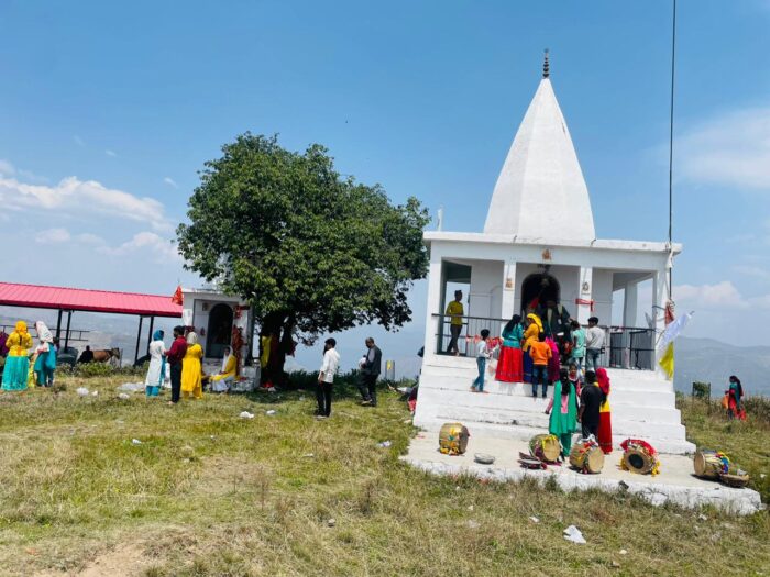 देबीकोल पहाड़ी पर मां भद्रकाली मंदिर प्रांगण में बिसू मेला बड़े उत्साह के साथ मनाया गया