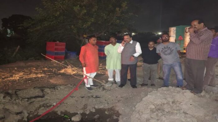 केंद्रीय रक्षा राज्य मंत्री अजय भट्ट बोले सड़क निर्माण के दौरान किसी भी तरह की लापरवाही नहीं होनी चाहिए, देखे गड्ढे और अधिकारियों को दिए निर्देश