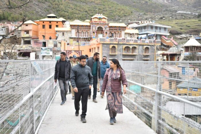 डीएम ने बद्रीनाथ पहुंचकर चार धाम यात्रा की तैयारियों का जायजा लिया