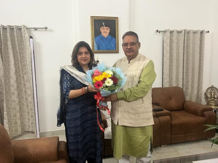 कैबिनेट मंत्री गणेश जोशी से कोका कोला इंडिया की उपाध्यक्ष देवरानी राजलक्ष्मी राणा ने की भेंट।