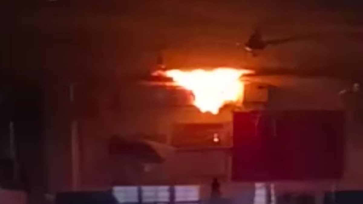 रुड़की के पंजाब नेशनल बैंक में शॉर्ट सर्किट से लगी आग, घटना की सूचना पाकर पहुंची दमकल की टीम ने आग पर काबू पाया।