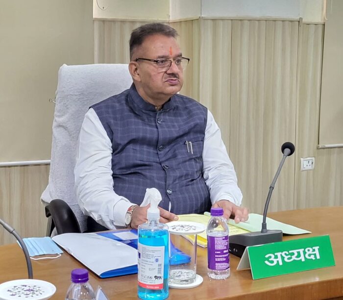 किसान भवन में उत्तराखंड सीड एंड ऑर्गेनिक प्रोडक्शन बोर्ड की 52वीं प्रबंध कार्यकारिणी परिषद की बैठक करते मंत्री गणेश जोशी।