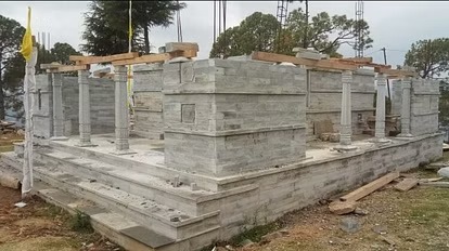 उत्तरकाशी: उड़द की दाल से बन रहा डांडा नागराज मंदिर, सीमेंट का इस्तेमाल नहीं करने के पीछे है खास वजह