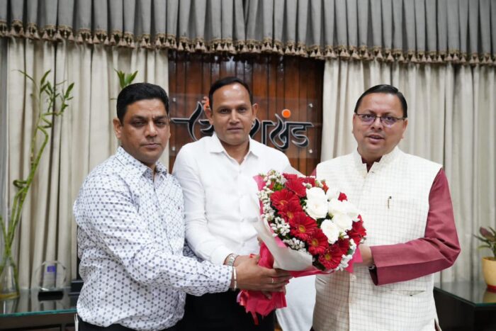 बार एसोशियेशन देहरादून के अध्यक्ष अनिल कुमार शर्मा एवं सचिव राजबीर सिंह बिष्ट ने मुख्यमंत्री पुष्कर सिंह धामी से मुलाक़ात की।