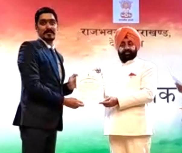राजभवन में राज्यपाल लेफ्टिनेंट जनरल गुरमीत सिंह द्वारा डाॅ. ऐश्वर्या को सम्मानित किया गया