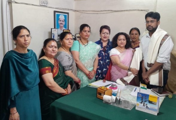 भाजपा महानगर उपाध्यक्ष पुष्पा पडियार के नेतृत्व में एसडीएम नंदन कुमार को सिविल सेवा सेवा दिवस पर किया सम्मानित