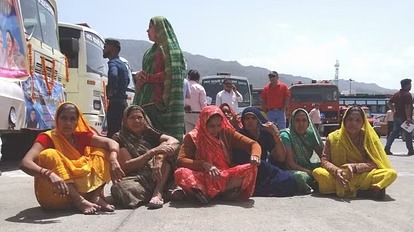 चारधाम यात्रा : ऋषिकेश में सभी इंतजाम ठप, चार घंटे तक पंजीयन ठप, धूप में बैठे रहे श्रद्धालु