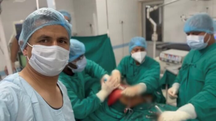 गोपेश्वर में डॉक्टरों ने एक बुजुर्ग महिला के कूल्हे को बदल दिया, जिला अस्पताल में इस तरह की पहली सर्जरी की गई