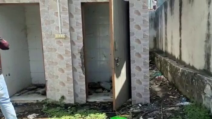 यात्रियों को मजबूरन ग्रामीणों के शौचालय का उपयोग करना पड़ रहा है, डीएम के आदेश पर भी कोई कार्रवाई नहीं हो रही है