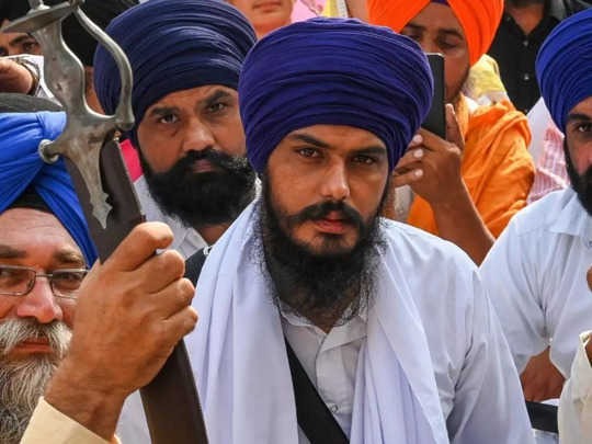ब्रेकिंग न्यूज़ : अमृतपाल ने पुलिस के सामने सरेंडर किया