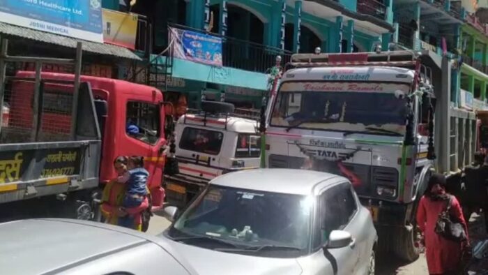 थराली-देवाल मोटर मार्ग पर जाम से परेशान लोगों ने की राहत की मांग