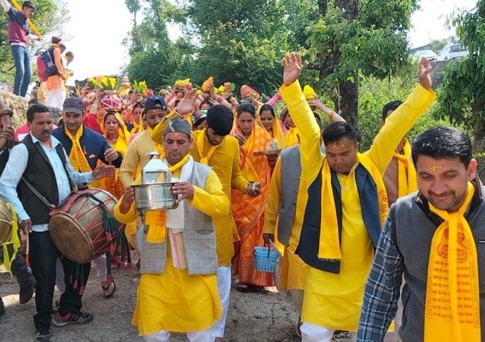 नाग देवता प्रतिमा प्राण प्रतिष्ठा का नौ दिवसीय पाठ एक भव्य कलश यात्रा के साथ शुरू हुआ, 3 मई को आयोजित होगा मेला ।