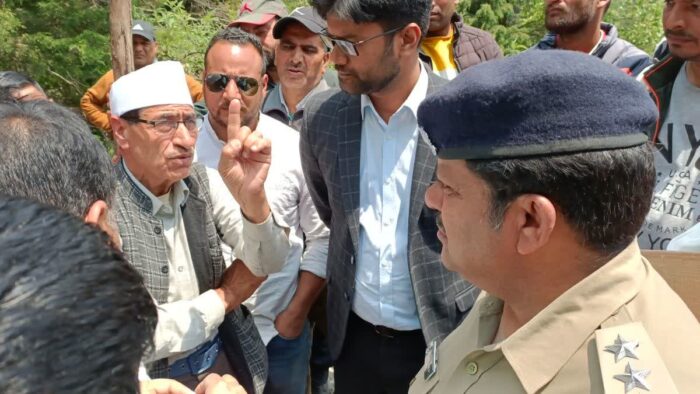 मसूरी में माल रोड पर हादसे के बाद ग्रामीणों का हंगामा, ग्रामीणों ने चालक का अंतिम संस्कार करने से इनकार किया , रखी ये मांगें