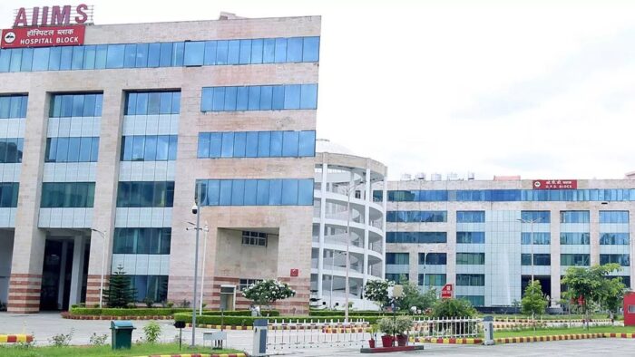 देहरादून : एयर एंबुलेंस सेवा के लिए एम्स और पिनाकल कंपनी के बीच हुआ एमओयू साइन, मई से शुरू होगा संचालन