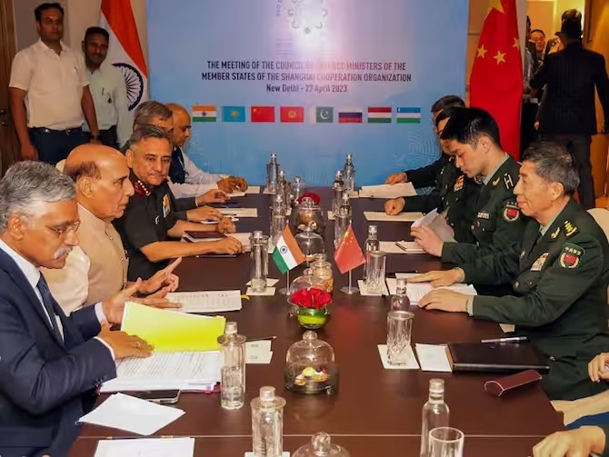 INDIA CHINA TALK: सीमा पर तनाव को लेकर राजनाथ सिंह ने चीन के रक्षा मंत्री से की दो-टूक बात