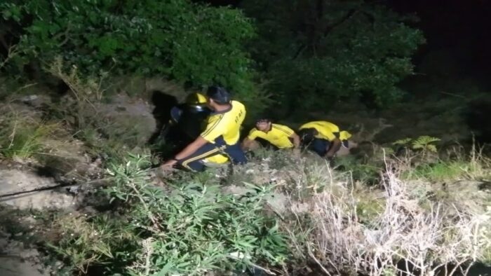मसूरी : बिहार के दो युवक हाथीपांव मार्ग पर अंधेरे में पैर फिसलने से खाई में जा गिरे , एसडीआरएफ ने निकाला