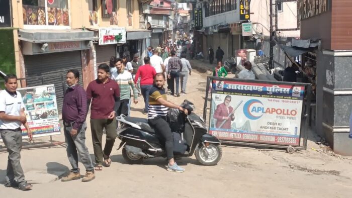 आम जनता व शहर कांग्रेस अध्यक्ष ने मसूरी माल रोड के दोनों बैरियरों को बंद किए जाने पर किया विरोध ।