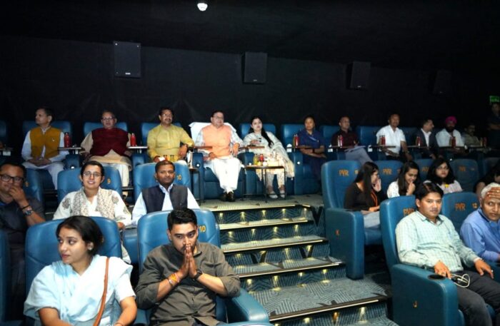 उत्तराखंड: विवादों के बीच सीएम धामी ने देखी फिल्म द केरला स्टोरी