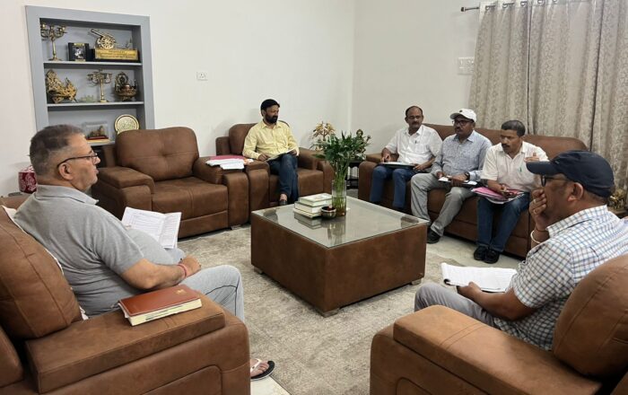 लोक निर्माण विभाग के माध्यम से मसूरी विधानसभा क्षेत्र में होने वाले विकास कार्यो की समीक्षा करते कैबिनेट मंत्री गणेश जोशी।