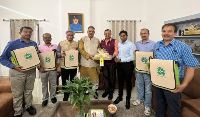 कृषि मंत्री गणेश जोशी से मुलाकात करते जीआई बोर्ड के महानियंत्रक डा0 उन्नत पी0 पण्डित।