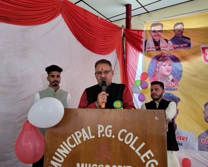 मसूरी में एमपीजी कॉलेज के छात्र संघ सम्मान समारोह में छात्र छात्राओं को संबोधित करते मंत्री गणेश जोशी।