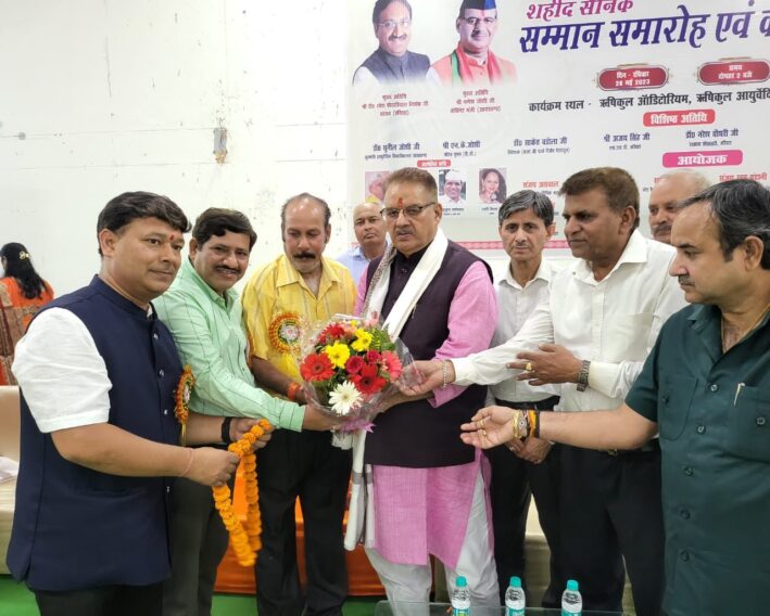 हरिद्वार में आयोजित शहीद सैनिक सम्मान समारोह एवं कवि सम्मेलन कार्यक्रम को संबोधित करते सैनिक कल्याण मंत्री गणेश जोशी।