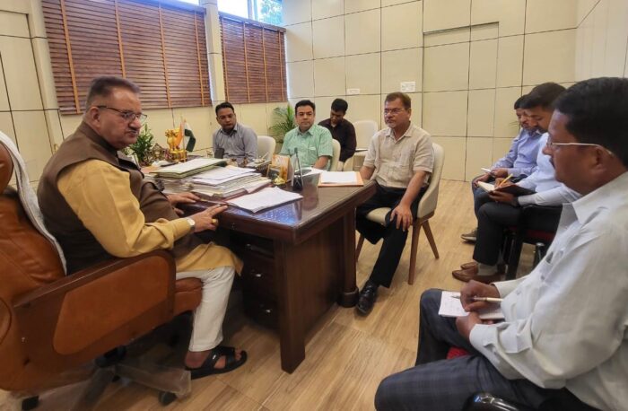 कैबिनेट मंत्री गणेश जोशी ने एमडीडीए के अधिकारियों के साथ की बैठक, मसूरी में वेंडिंग जोन और पार्किंग निर्माण के दिए निर्देश।