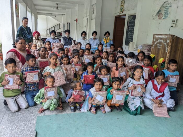 गरीब स्कूली बच्चों को दून सिख वेलफेयर सोसाइटी द्वारा यूनिफार्म वितरित की गई