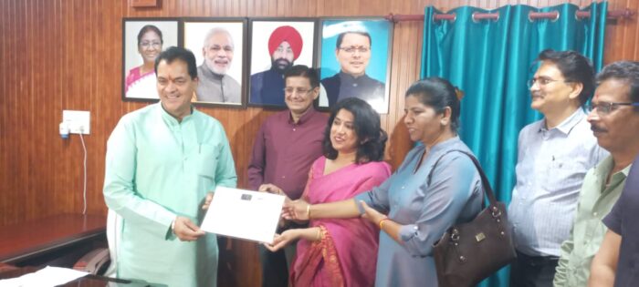 स्वप्रमाणन मानचित्र स्वीकृति प्रणाली के तहत आवेदक मुक्ता जोशी को प्रथम मानचित्र सौंपा