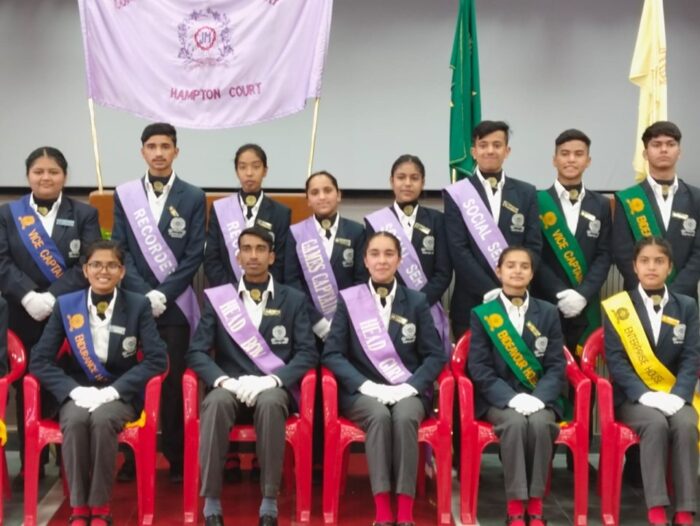 मसूरी के सीजेएम हैम्पटन कोर्ट स्कूल में आयोजित विद्यार्थी परिषद अलंकरण समारोह में सिमरन प्रीत कौर को हेड गर्ल और आयुष गोदियाल को हेड बॉय चुना गया