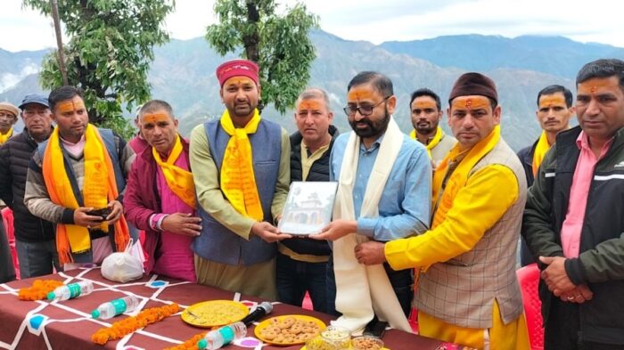 संपर्क रोड निर्माण के लिए 5 लाख रुपये देने की घोषणा धनोल्टी विधायक प्रीतम पंवार ने की