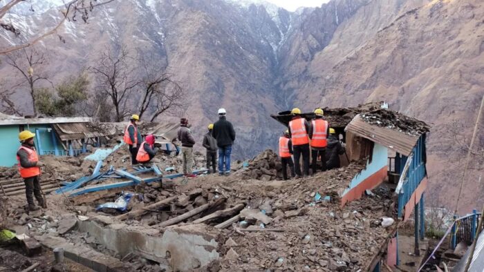 जोशीमठ : जोशीमठ मुद्दे पर आज दिल्ली में बैठक, पुनर्निर्माण के लिए राहत पैकेज पर मुहर लग सकती है.