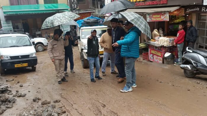मसूरी माल रोड पुनर्निर्माण कार्य बना सिरदर्द, एसडीएम व नायब तहसीलदार सड़क पर उतरे
