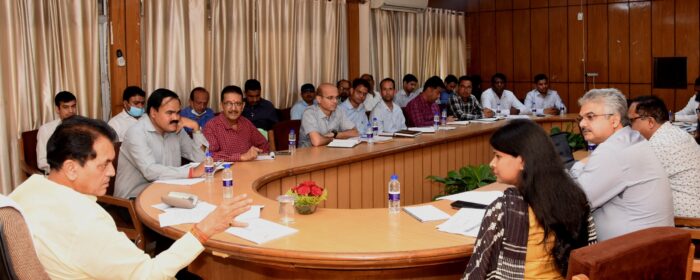 शहरी विकास मंत्री डॉ. प्रेम चन्द अग्रवाल द्वारा विधान सभा स्थित सभागार कक्ष में उत्तराखण्ड शहरी विकास क्षेत्र एजेन्सी के विकास कार्यों की समीक्षा बैठक ली।